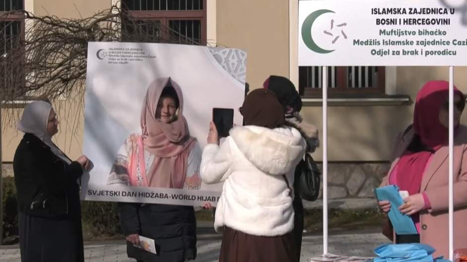 Dan hidžaba u Cazinu: Štand sa informacijama o hidžabu na gradskom trgu