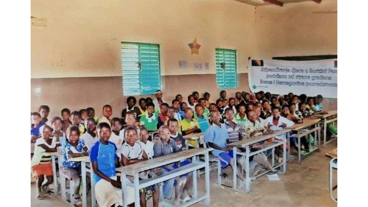 Predstavnice Odjela za brak i porodicu Medžlisa Živinice predale novac za 191 stipendiju školaraca u Burkini Faso