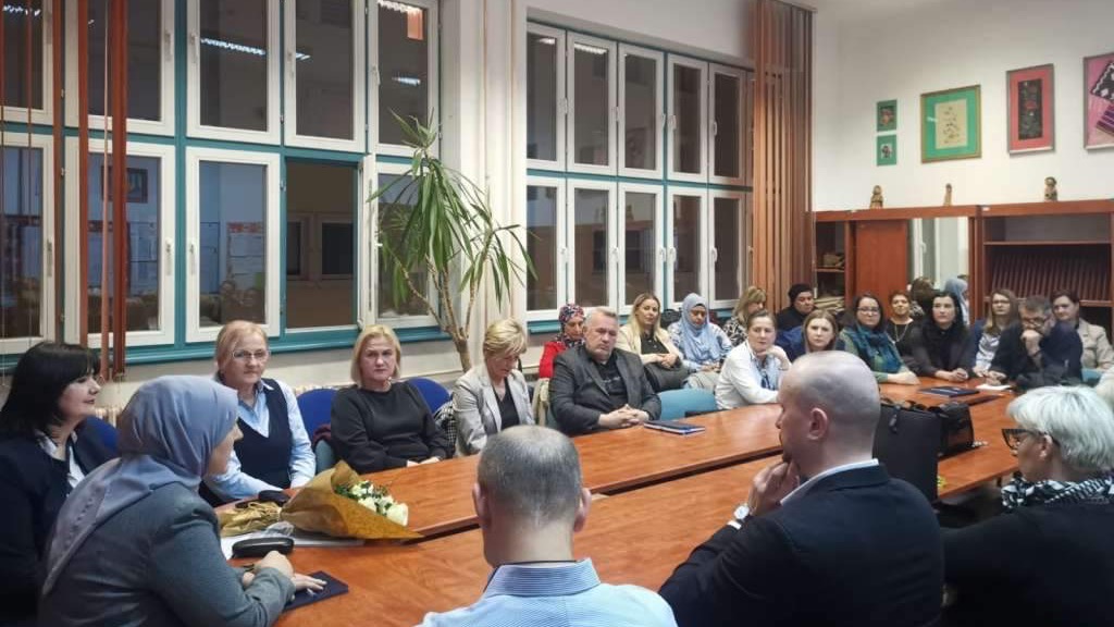 Hota-Muminović u posjeti školama: Želimo vidjeti iz prve ruke kako napreduje reforma
