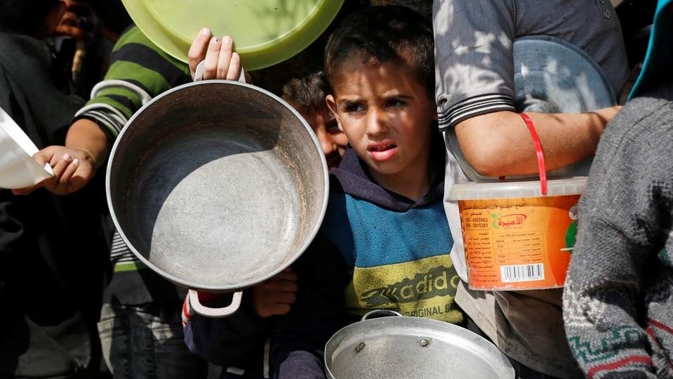 Srceparajući prizori: Palestinska djeca satima čekaju u redu za hranu