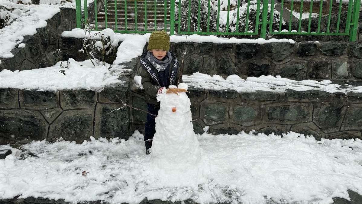 Iran: Snijeg prekrio ulice Teherana