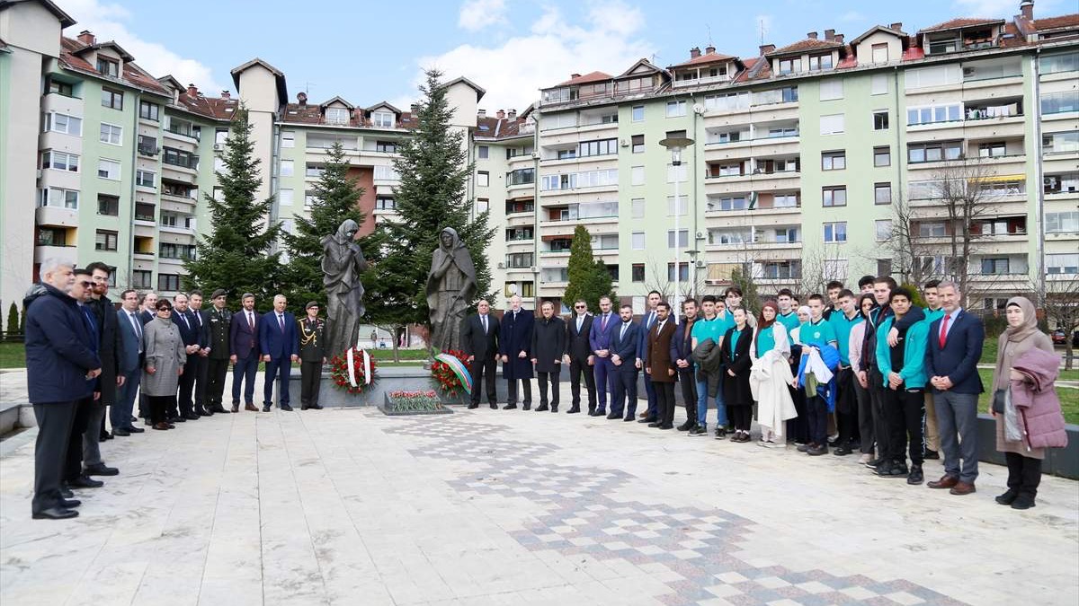 Polaganjem cvijeća u Parku prijateljstva obilježena 32. godišnjica masakra u Hodžaliju