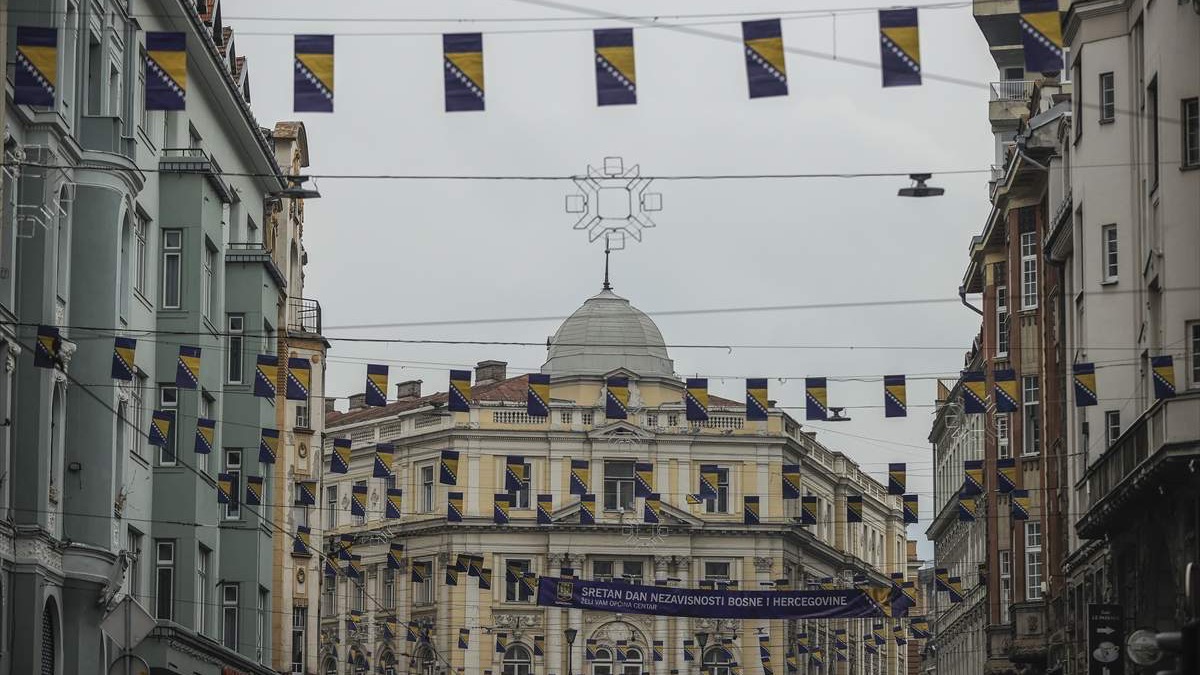 Ulice Sarajeva i drugih gradova okićene zastavama BiH uoči obilježavanja Dana nezavisnosti