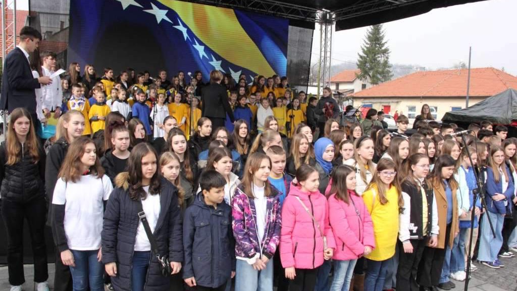 Učenici osnovnih i srednjih škola u Tuzli obilježili Dan nezavisnosti BiH