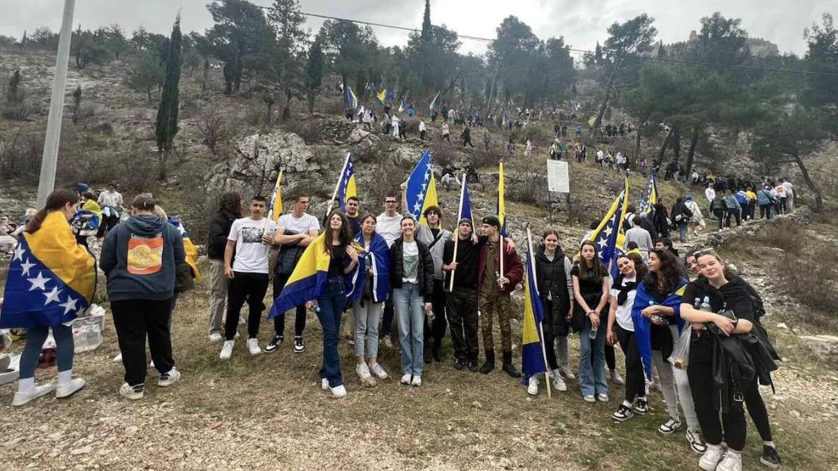 Mostarski đaci na simbolima historije obilježili Dan nezavisnosti BiH