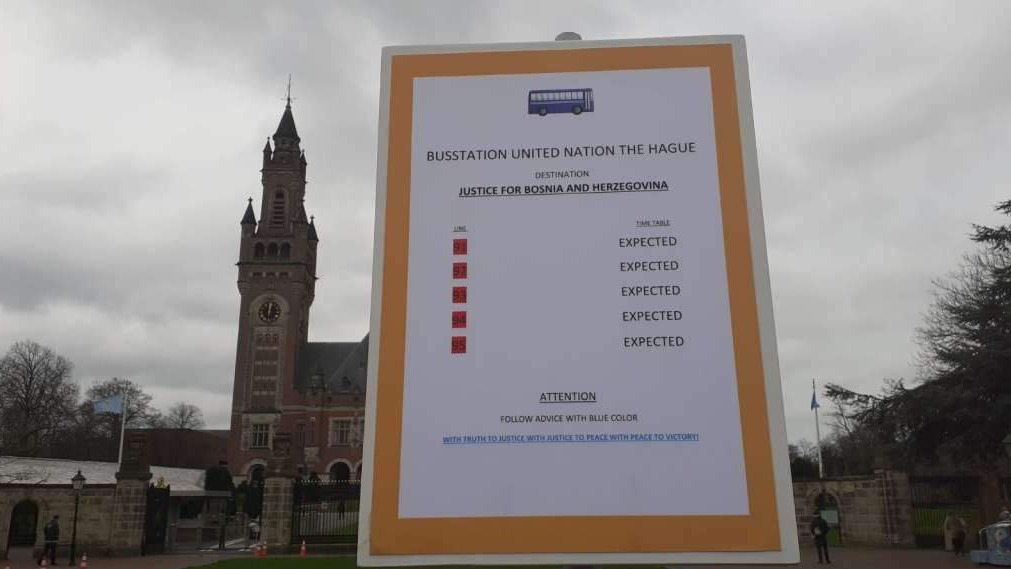 Nova instalacija Almira Derviševića pred zgradom suda u Haagu - Presudom pravda nije zadovoljena