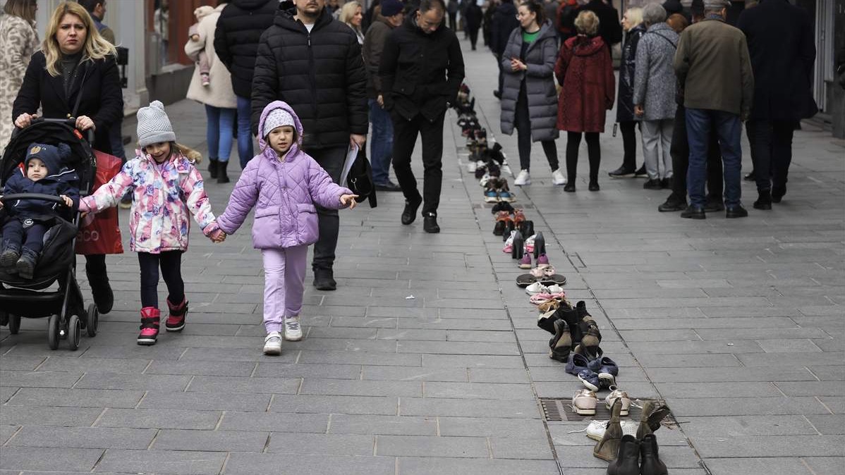 Cipele u sarajevskoj Ferhadiji kao simbol ubijenih građana opkoljenog Sarajeva