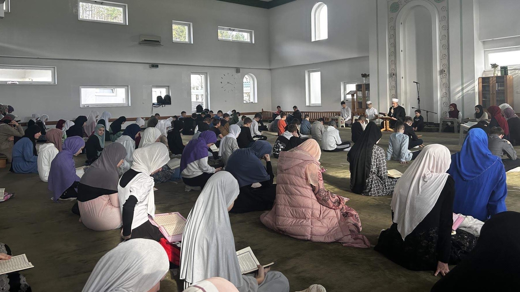 U džamiji u Podlugovima mukabeli prisustvuje više od 100 mladih učača