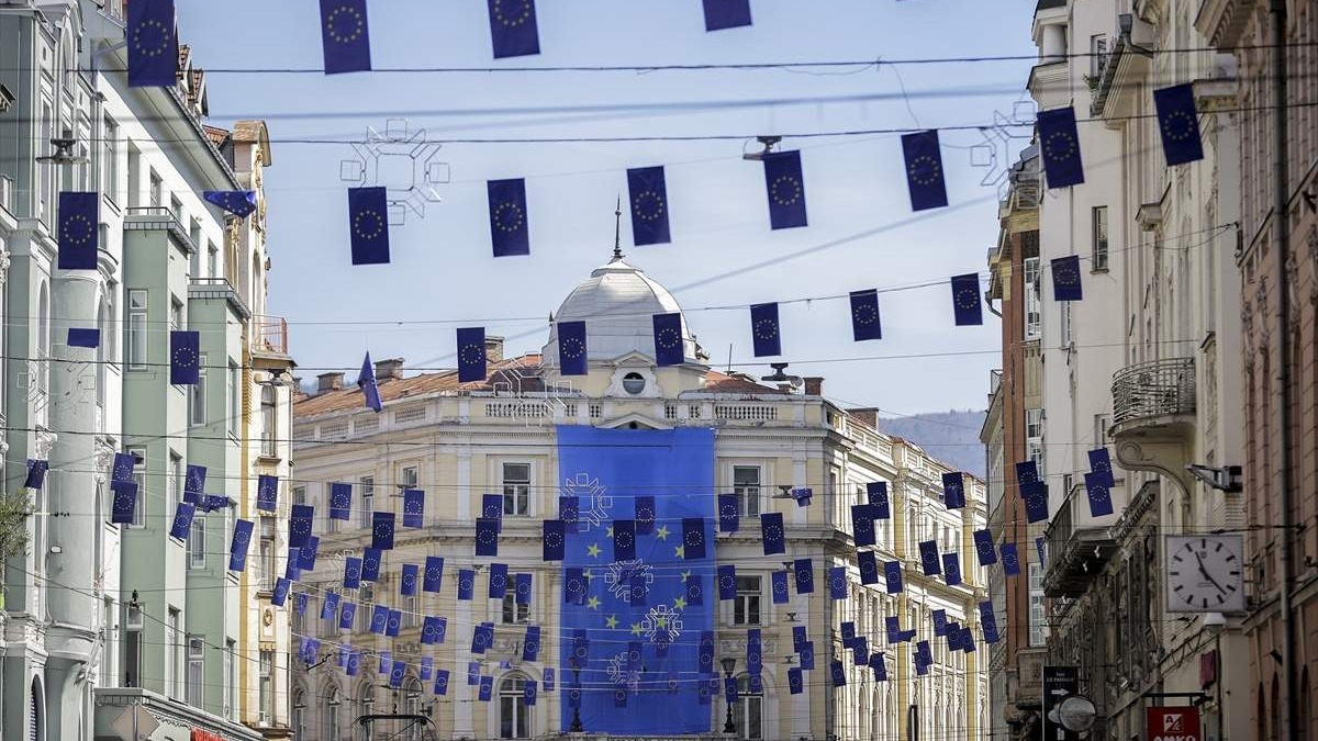 Sarajevo ukrašeno zastavama Evropske unije uoči odluke Brisela o početku pregovora s BiH