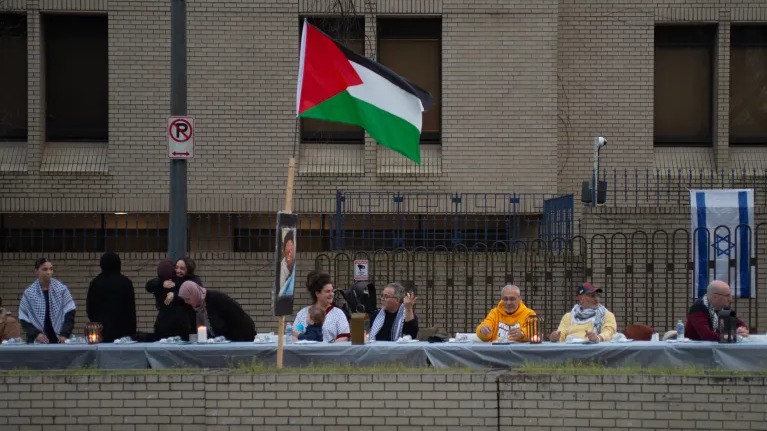 Protest iftarom nasuprot Ambasade Izraela u Washingtonu