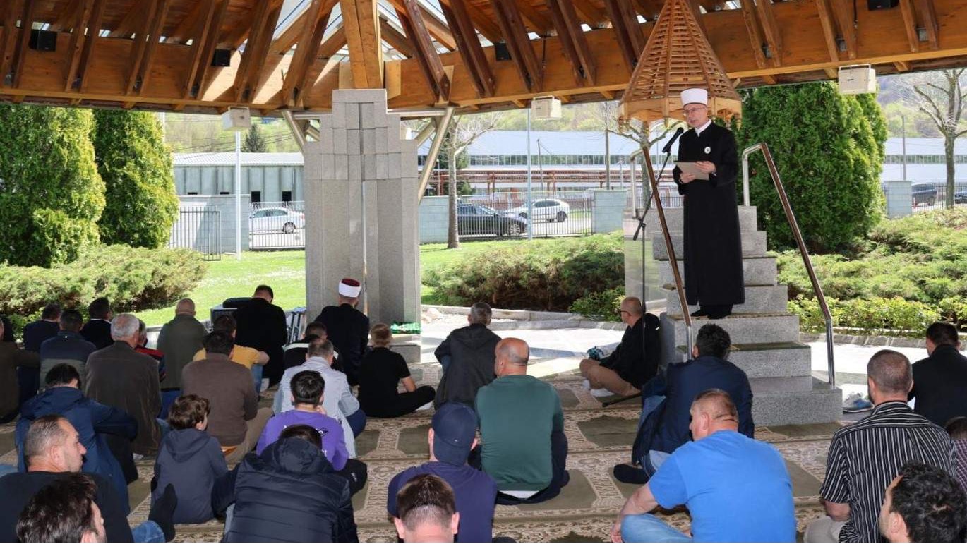 Džuma-namaz na Musalli u Potočarima: Naše stalno prisustvo na ovom mjestu je dug prema šehidima, njihovim porodicama i Bošnjacima u Srebrenici i Podrinju 