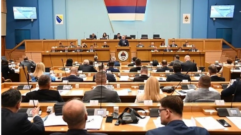NSRS: Sve srpske stranke glasale za izvještaj kojim se negira genocid u Srebrenici