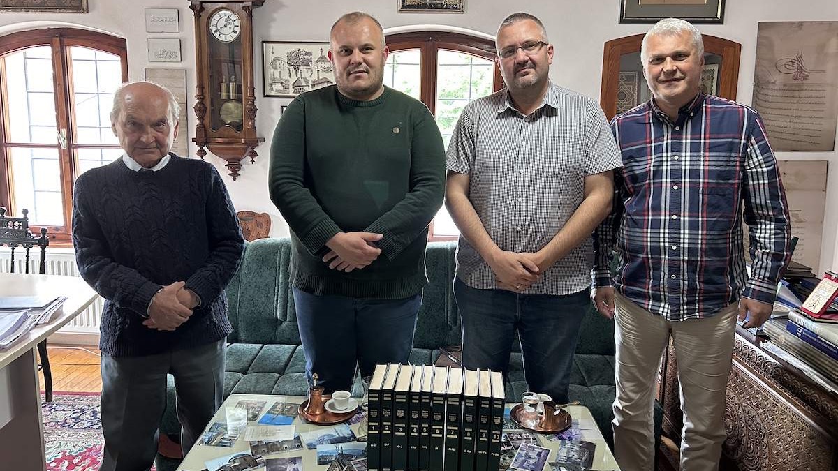 Upravi Gazi Husrev-begovog vakufa uručen poklon Rječnik bosanskog jezika