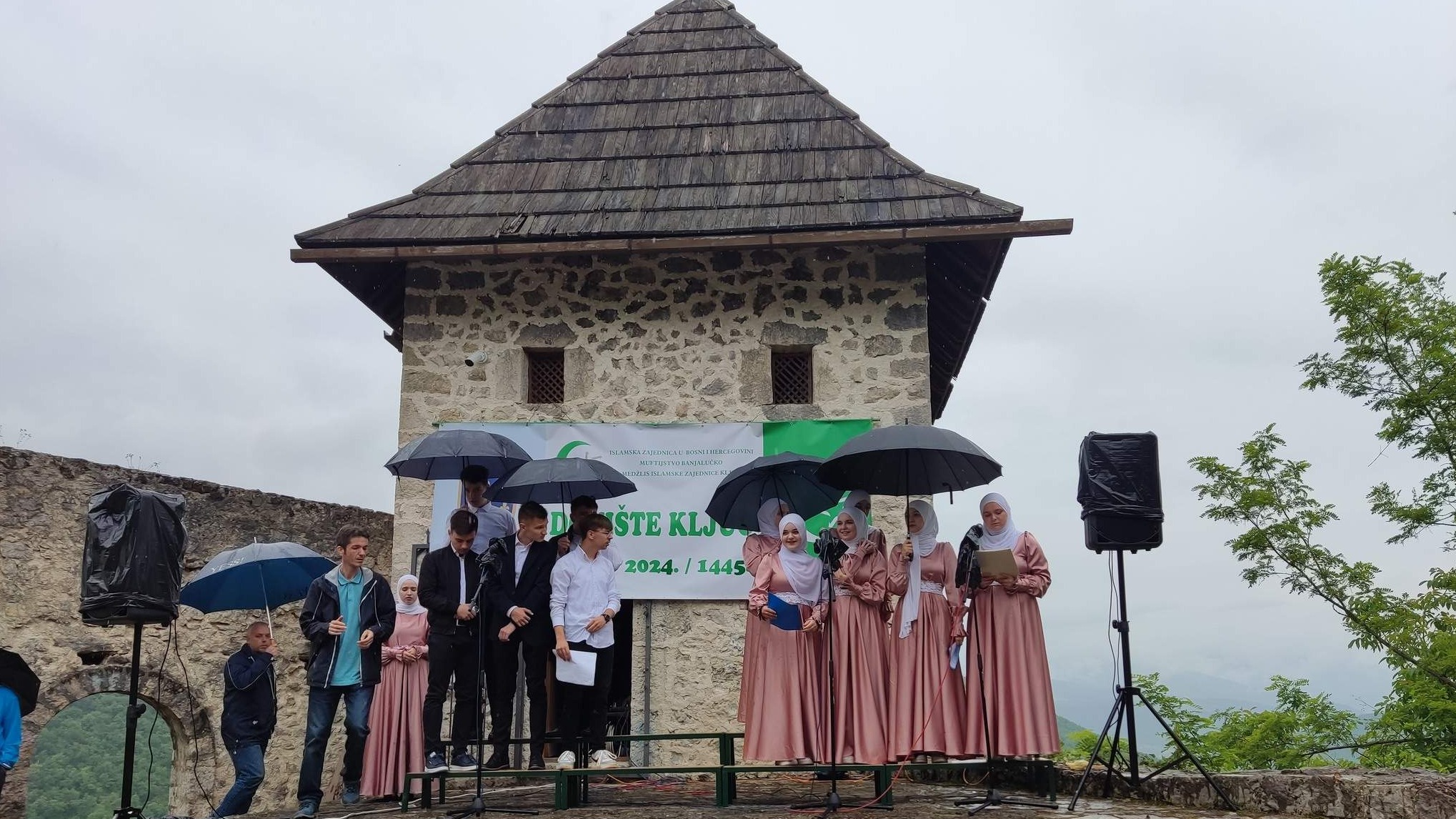 Učenjem tradicionalne dove na Starom gradu završena ovogodišnja manifestacija "Dovište Ključ"