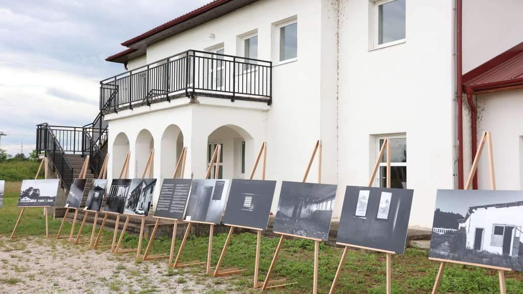 U Prijedoru, na mjestu bivšeg logora Trnopolje, otvorena izložba fotografija Nidala Šaljića "Zidovi"