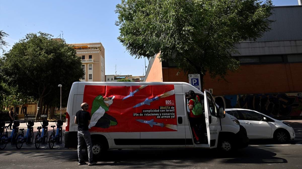 Španci na kombi zalijepili transparente u znak podrške Palestini i kružili Madridom