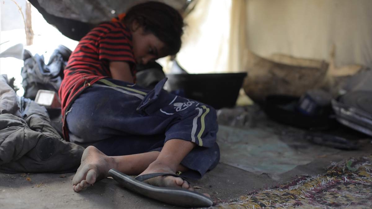 Djeca u Gazi hodaju bosa: Obućari u skromnim uslovima popravljaju dotrajalu obuću