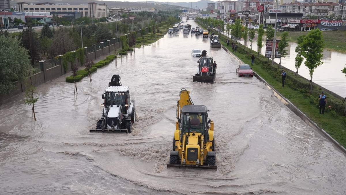 Zbog jake kiše u Ankari poplavljeni ulazi u metro i podvožnjaci