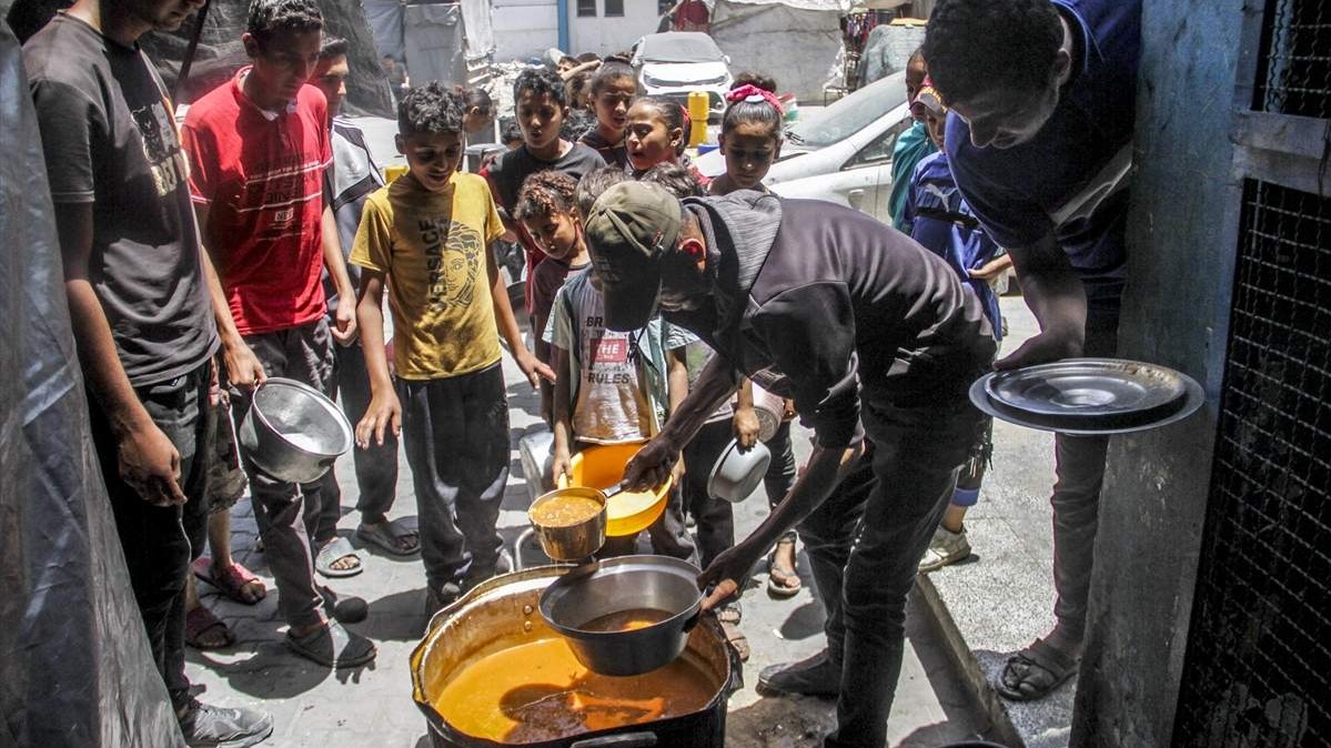 Humanitarna katastrofa: Ljudi u Gazi satima čekaju u redovima kako bi dobili obrok