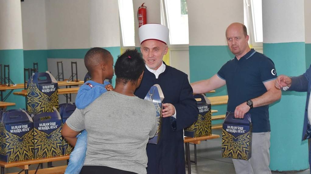 U toku bajramskih blagdana muftija Kudić posjetio migrantske kampove i podijelio bajramske paketiće djeci u pokretu