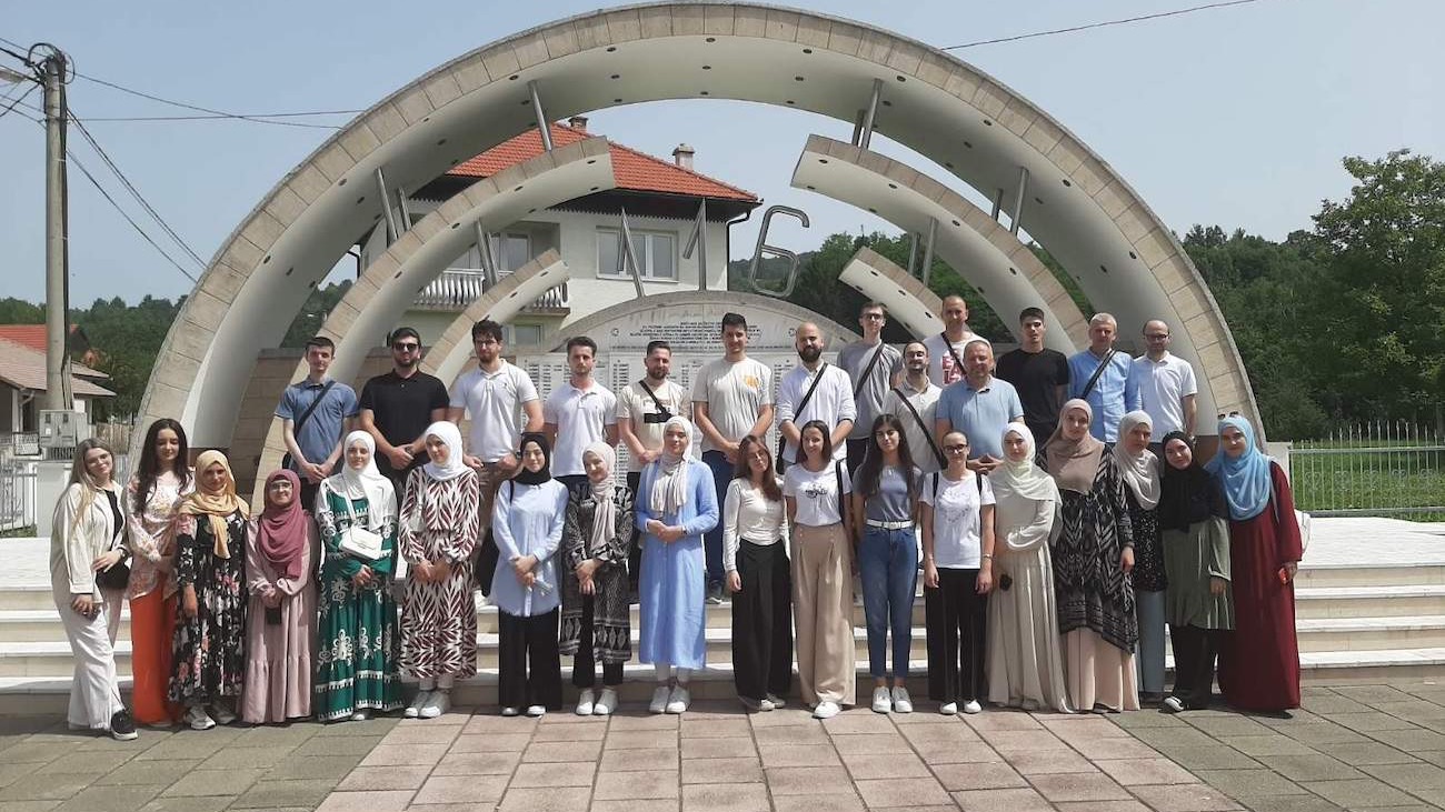 Tuzla: Povodom završetka IV ciklusa programa "Putevi dobra" mladi posjetili Travnik i šehidsko spomen-obilježje u Ahmićima 