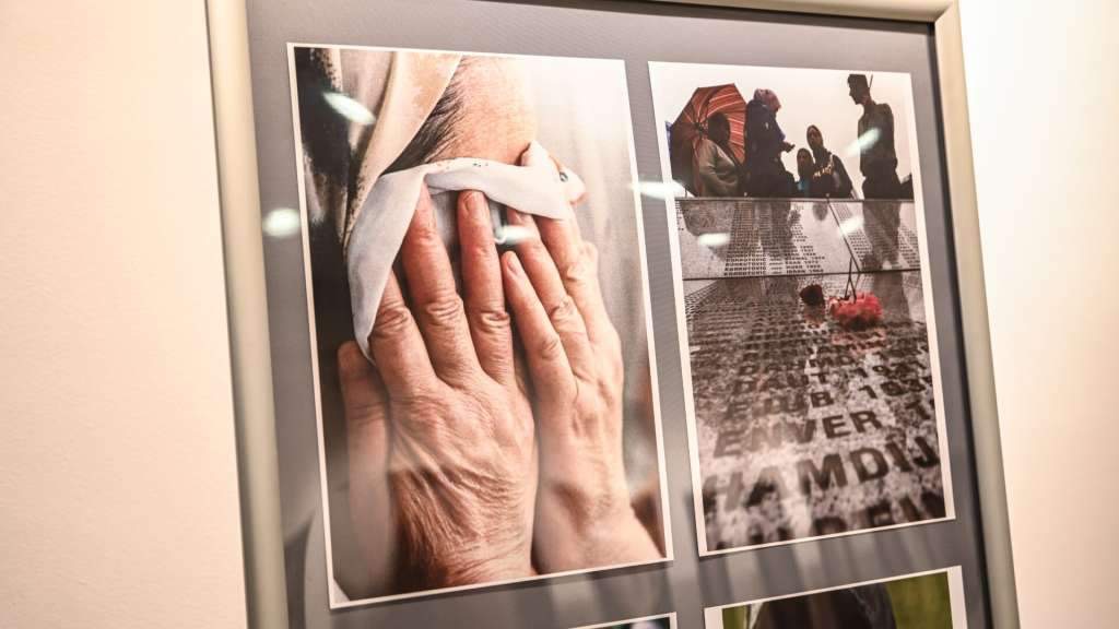 U Općini Novi Grad otvorena izložba 'Ars Memoriae', sjećanje na žrtve genocida u Srebrenici
