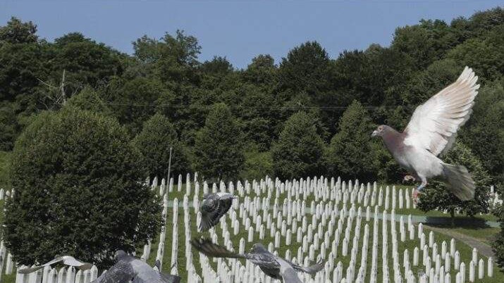 U  memorijalni let od Srebrenice do Sarajeva pušteno više od 350 golubova pismonoša