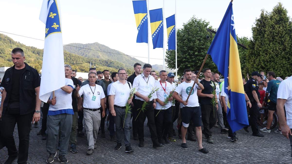 Učesnici "Marša mira" u tišini ušli u Potočare