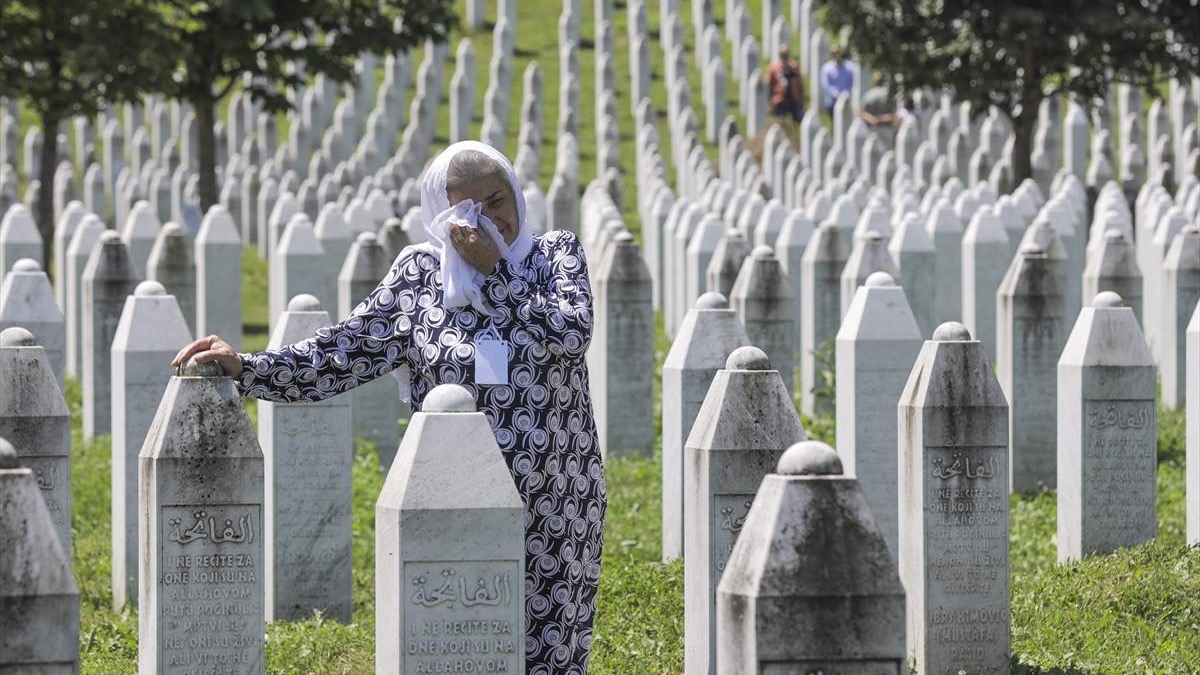 Majke obilaze mezare u Potočarima: Čuvaju sjećanje na nevino ubijene žrtve genocida