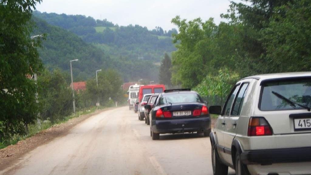 Od ranih jutarnjih sati pojačan promet putničkih vozila i autobusa na putevima prema Srebrenici