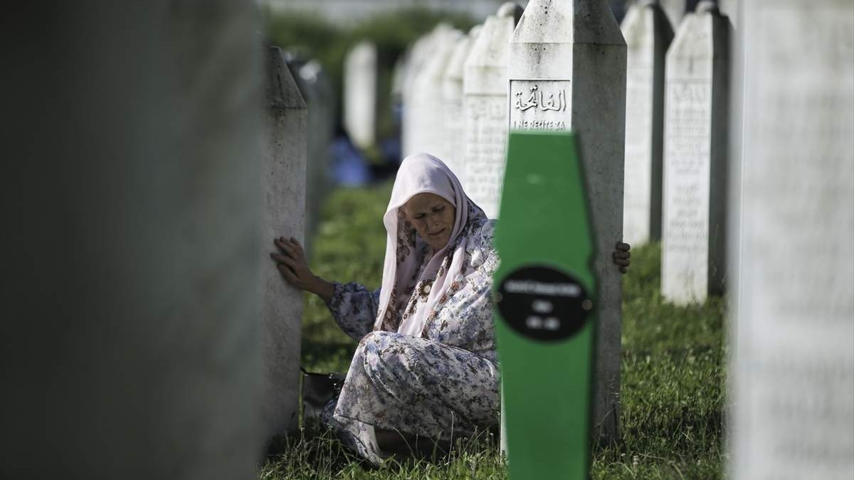 Porodice u Potočarima okupljaju se uoči dženaza-namaza za 14 žrtava genocida u Srebrenici