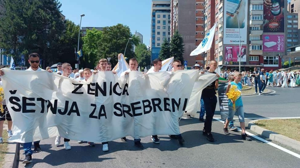 Nekoliko stotina metara duga kolona u šetnji gradskim ulicama pod motom 'Zenica za Srebrenicu'