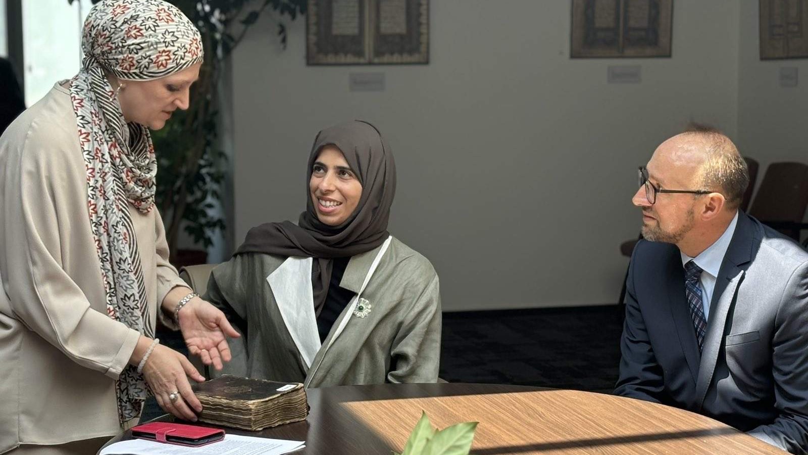 Ministrica za međunarodnu saradnju Države Katar posjetila Fakultet islamskih nauka i Gazi Husrev-begovu biblioteku