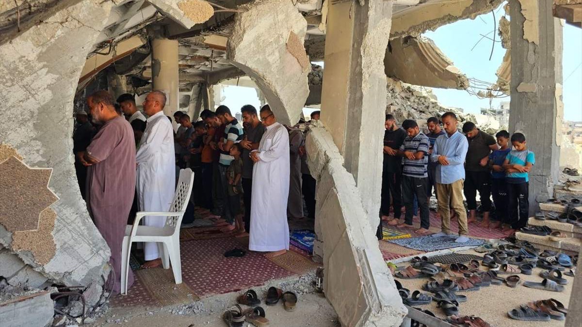 Palestinci u ruševinama džamije u Pojasu Gaze klanjali džuma-namaz