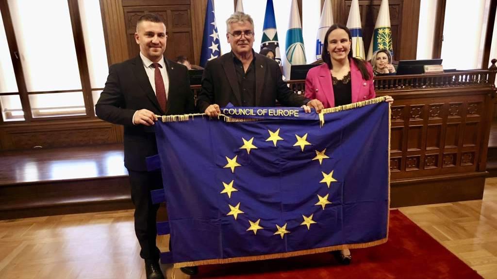 Gradonačelnica Benjamina Karić, uime Grada Sarajeva, primila 'Zastavu časti' Vijeća Evrope