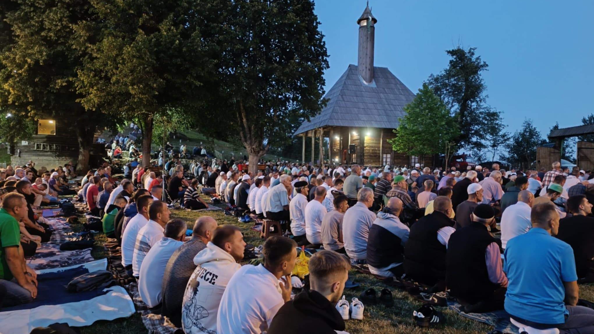 Proučen tradicionalni mevlud i zikr na Karićima: Izvor velike inspiracije i duhovnosti (VIDEO)