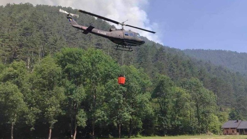 Helikopteri Oružanih snaga BiH od jutarnjih sati gase požar u blizini Bugojna