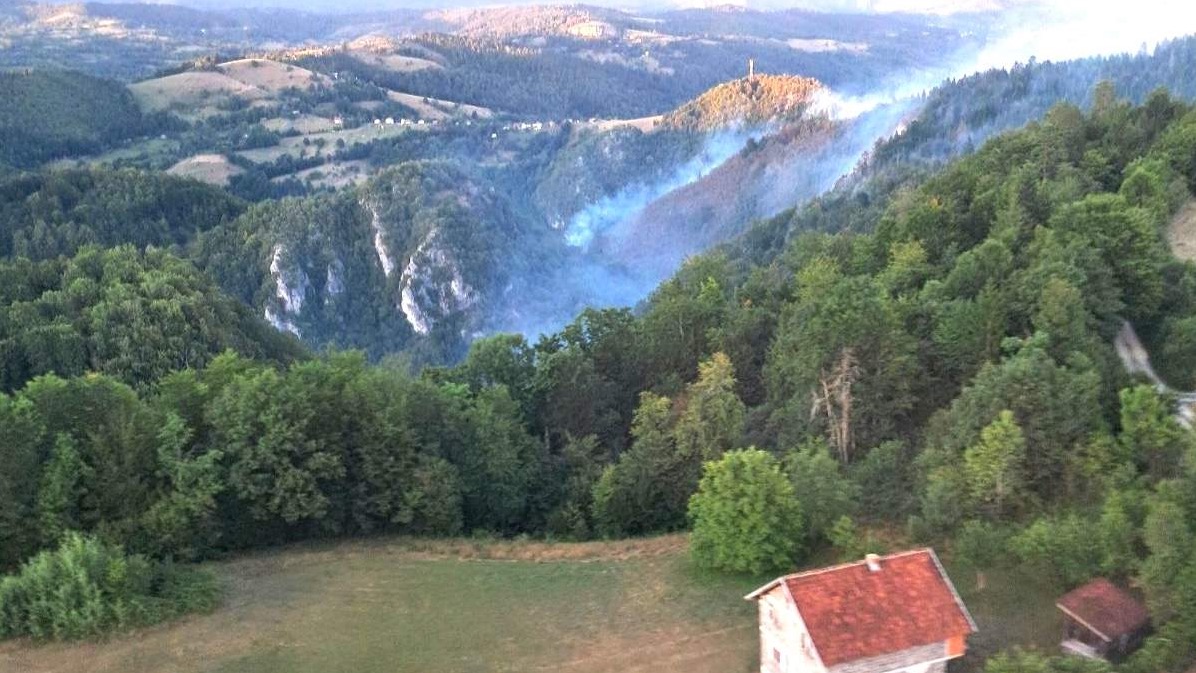 Helikopteri Oružanih snaga BiH uspješno ugasili požar u blizini Olova