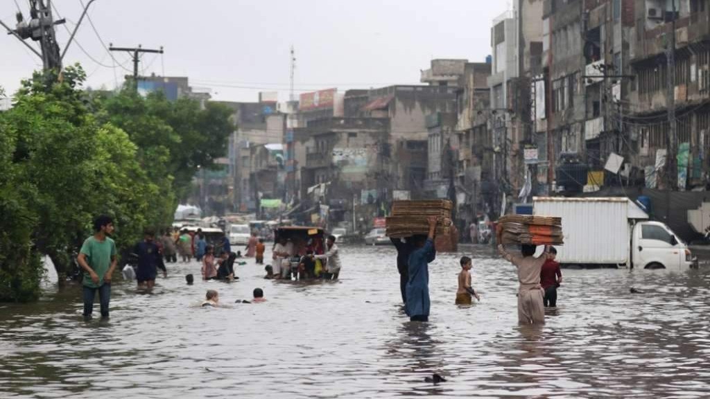 Pakistan: Potopljene ulice, poplavljene bolnice, rekordna količina padavina