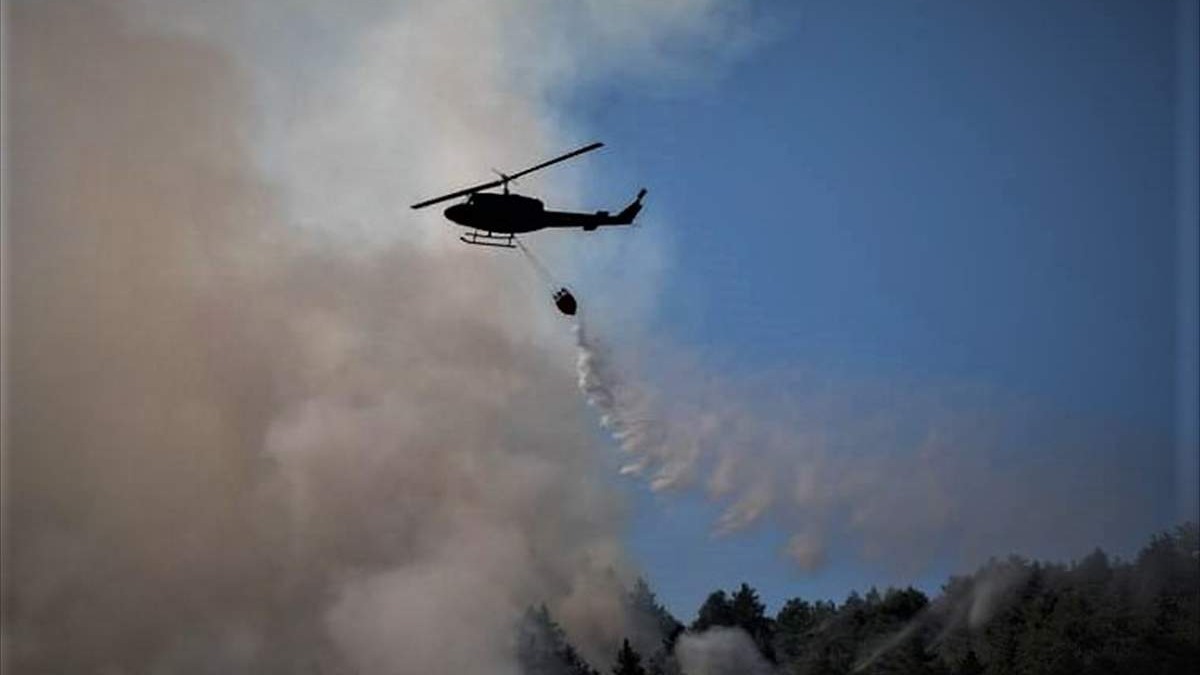 Helez: Helikopter Oružanih snaga BiH od jutros gasi požar na lokalitetu Tjentište