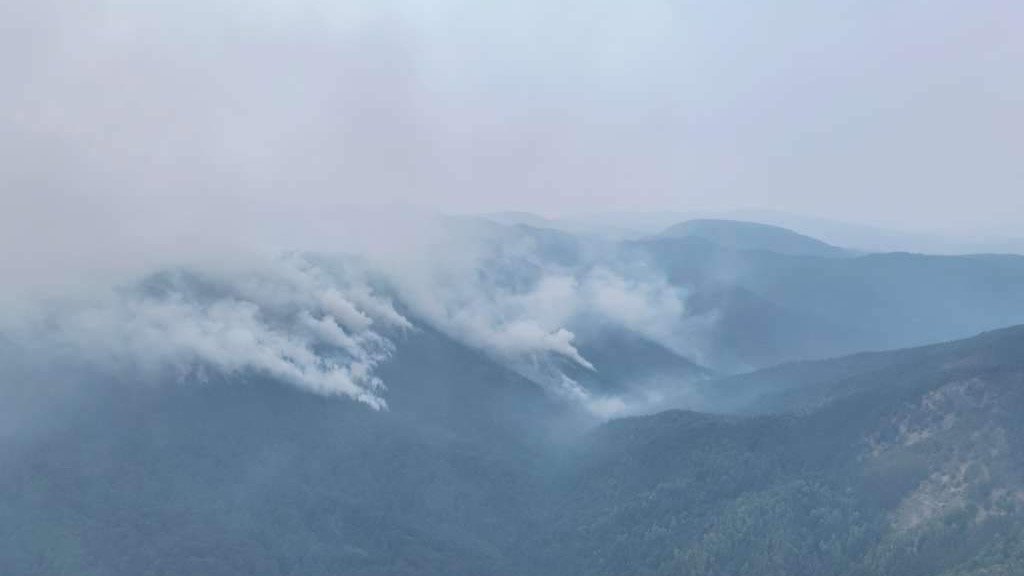 Požar na Ponijerima kod Kaknja izmiče kontroli, traži se pomoć helikoptera OSBiH