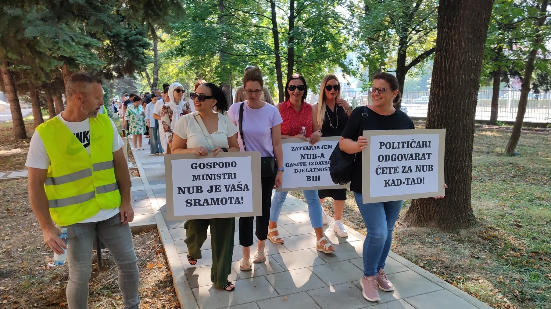 Uposlenici NUB-a na protestnoj šetnji tražili konačno rješavanje svog statusa