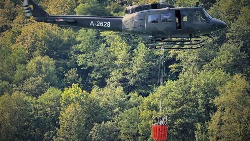 Helikopteri OSBiH od jutros ponovo aktivni na gašenju požara na Ponijerima