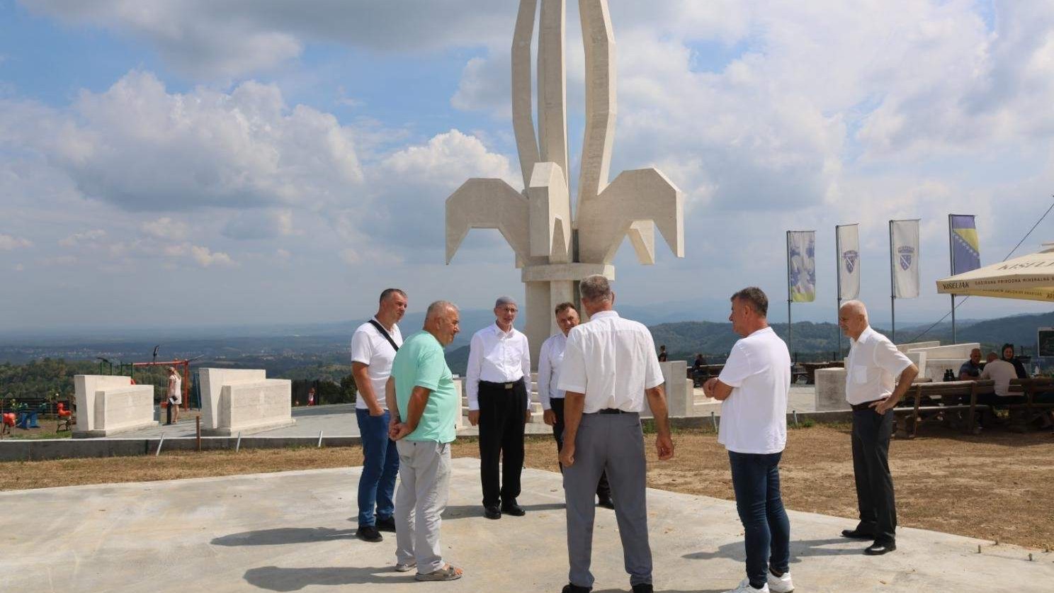 Muftija Fazlović obišao radove na musalli kod spomenika "Ljiljan" te Husejniju i Svirac džamiju u Gradačcu 