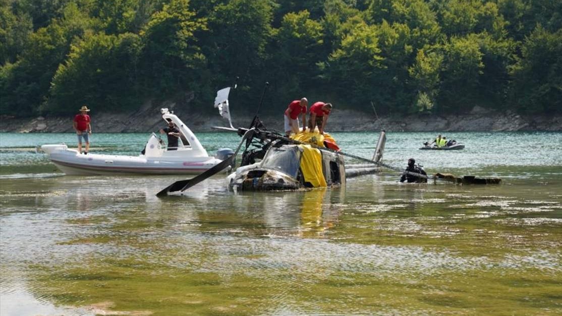 Helikopter Oružanih snaga BiH izvučen iz Jablaničkog jezera