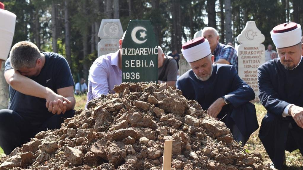 U Bužimu klanjana dženaza majci trojici šehida Sebili Dizdarević