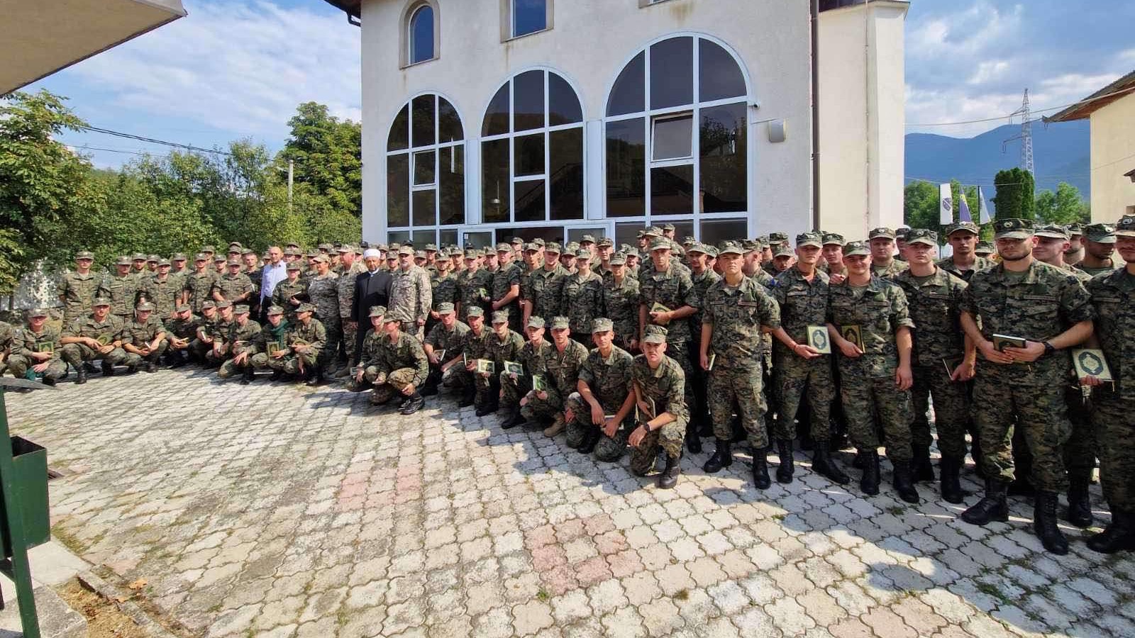 Dova povodom završetka obuke 31. klase kandidata na osnovnoj obuci vojnika u Centru za osnovnu obuku  