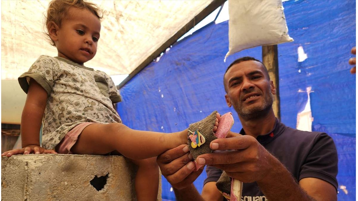 Palestinski obućar pravi drvene papuče za djecu u Pojasu Gaze