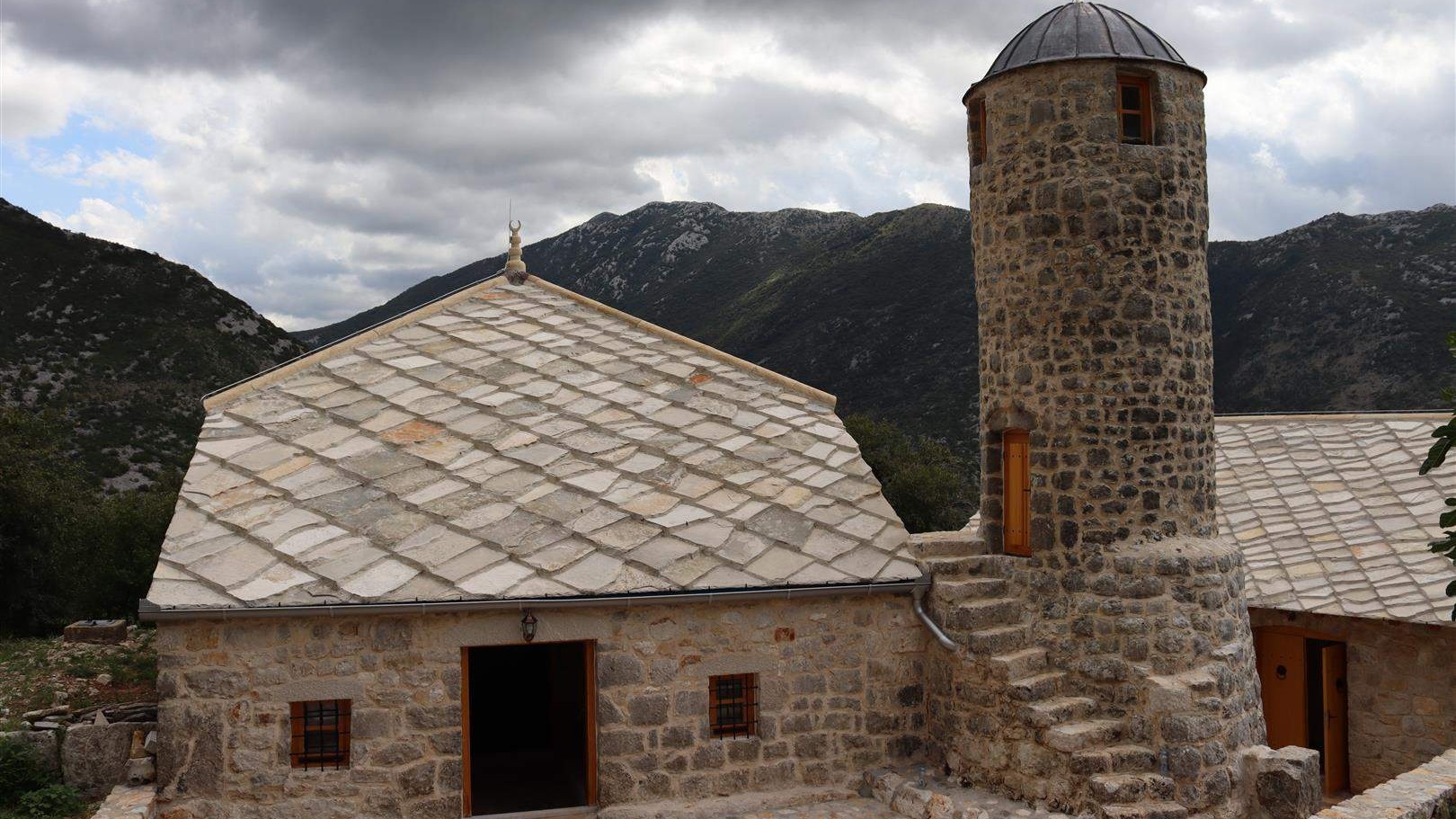 Počele tehničke pripreme za svečano otvorenje džamije u Kotezima