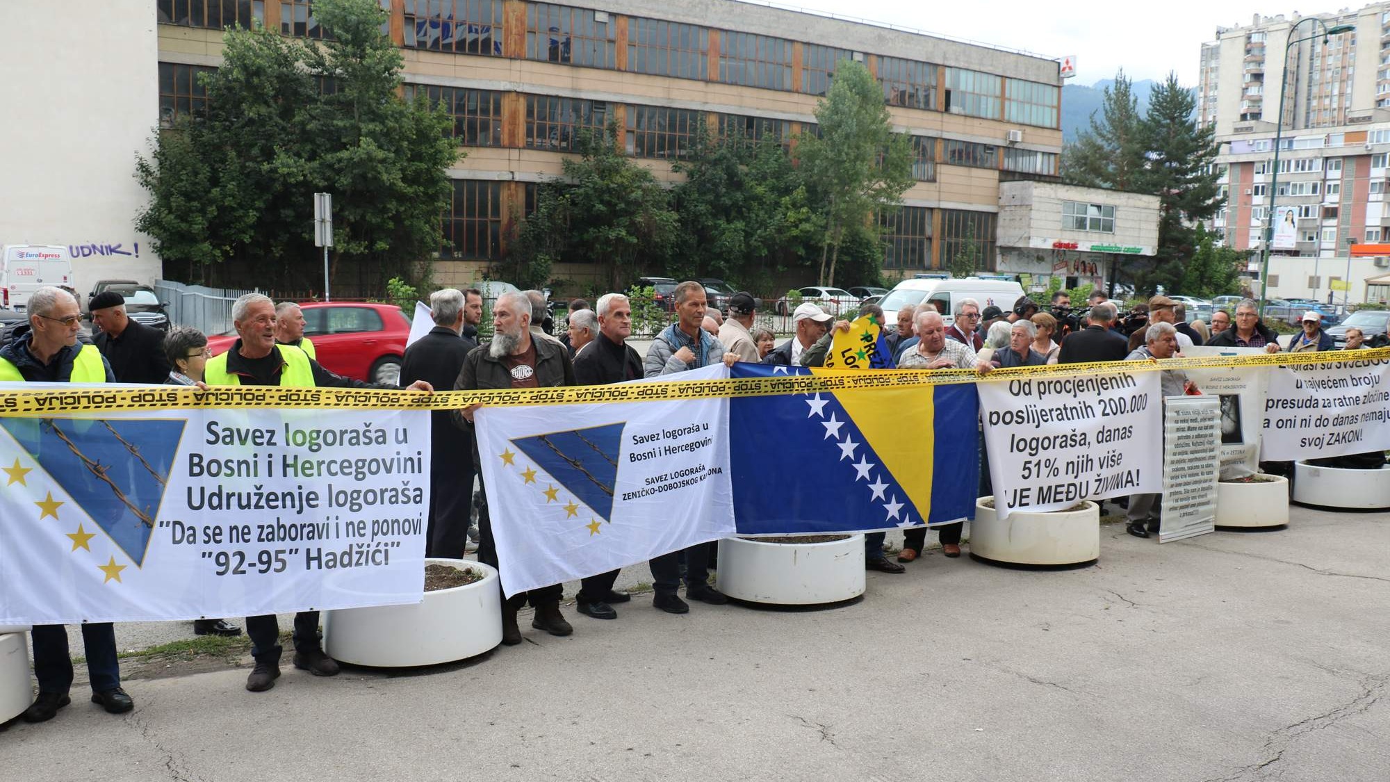 Protest logoraša ispred Vlade FBiH: Osim proživljenih tortura, logoraši su doprinijeli dokazivanju zločina 